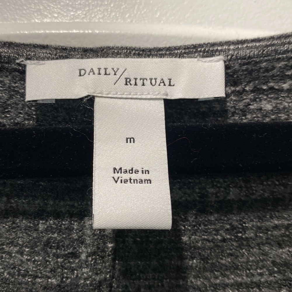 Daily Ritual Dress. Size Medium. - Picture 5 of 6